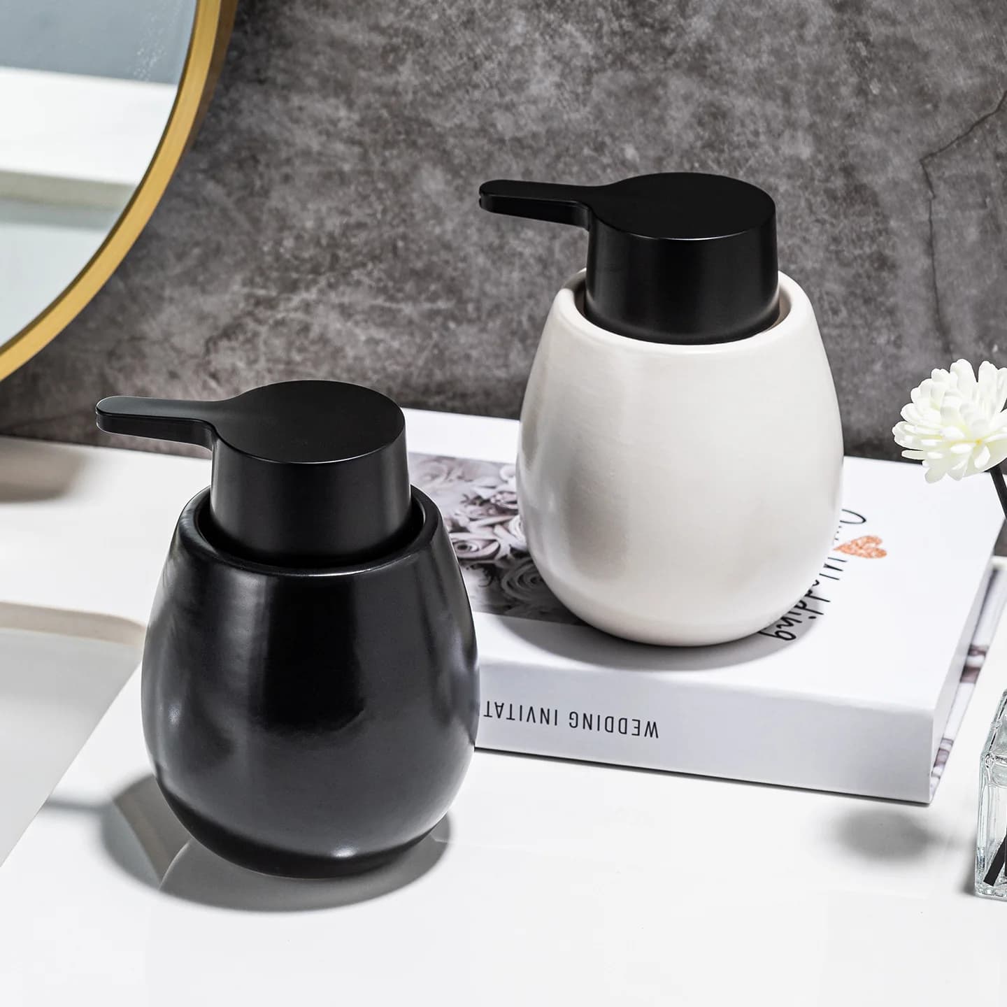Dispenser di Sapone in Ceramica a Forma di Uovo, Portatile con Erogatore a Pressione, Bottiglia Ricaricabile per Shampoo e Gel Doccia, per Casa e Viaggio