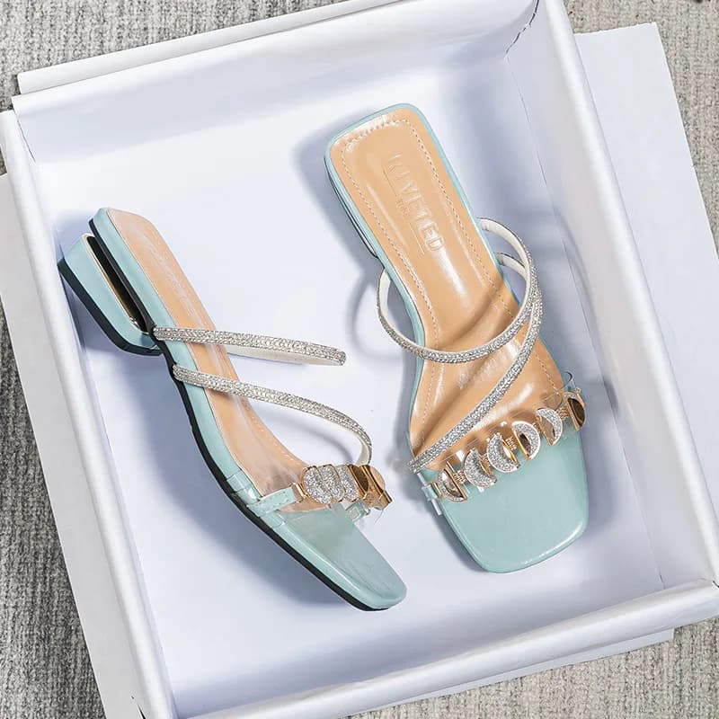 2025 Estate Nuovo Rivetto alla moda Sandali da donna con tacco basso Comodo diamante d'acqua Una parola Due Pantofole da indossare Grandi 35-43