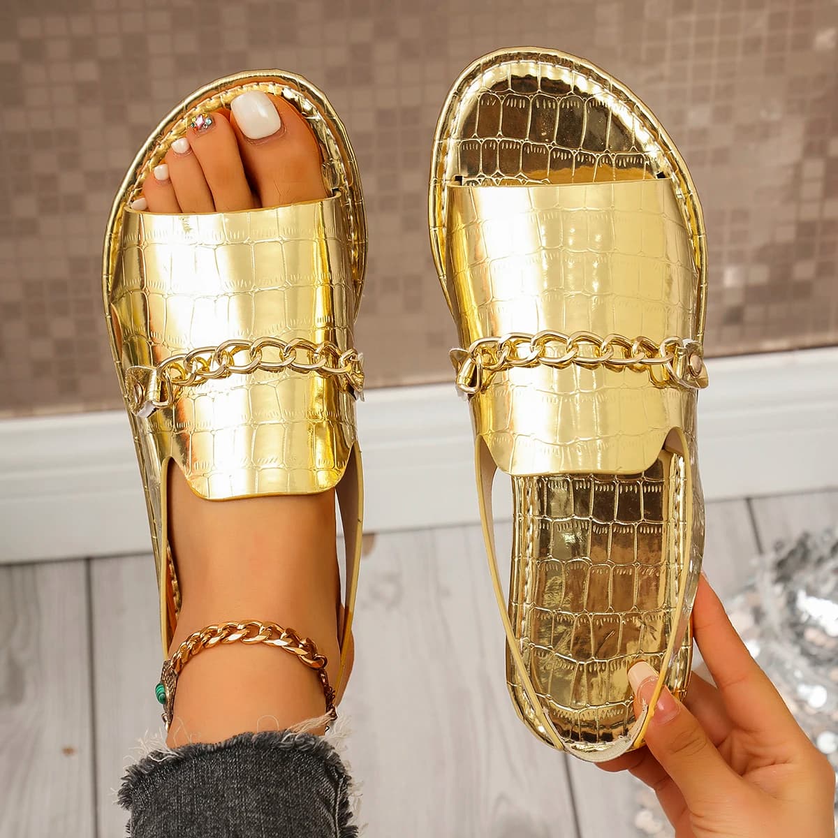 Sandali da donna alla moda con catena e lucchetto, tinta unita, stile romano, scarpe basse, comodi per camminare all'aperto e in spiaggia