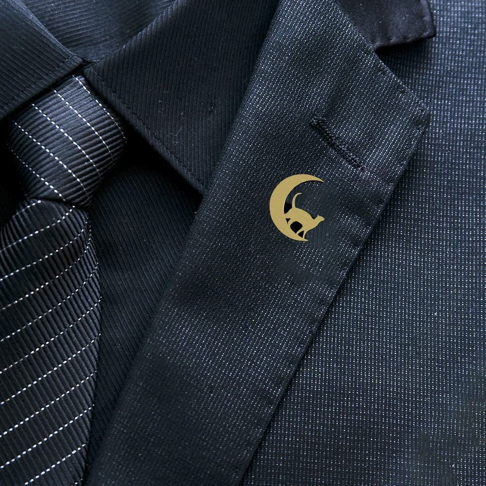 Spilla creativa in acciaio inossidabile con silhouette di gatto lunare, elegante ciondolo per zaino, spilla per abito, distintivo regalo per gli amici.