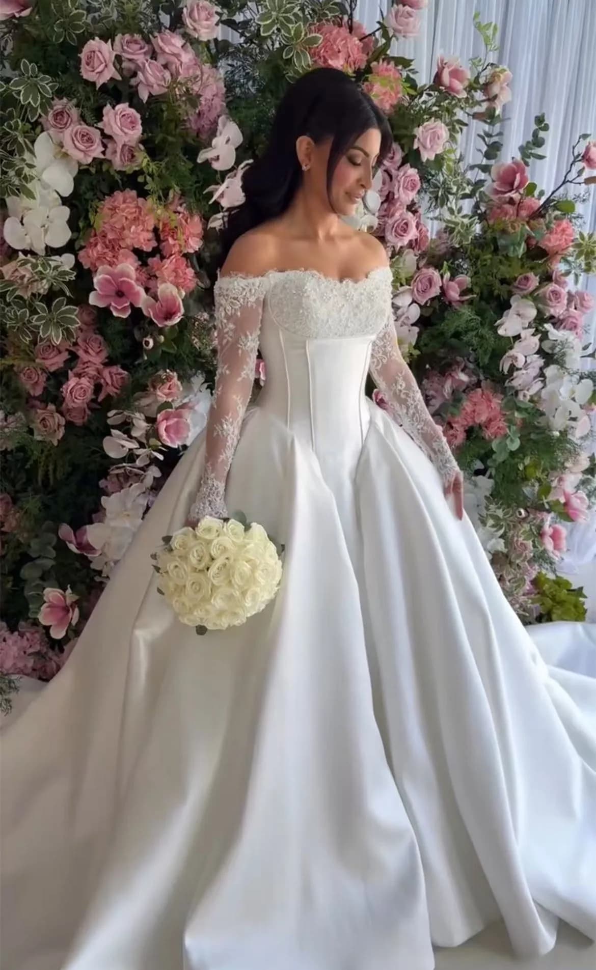 Eleganti Abiti da Sposa in Raso con Spalle Scoperte, Applicazioni in Pizzo, Maniche Lunghe, Lunghezza a Terra per la Sposa - Vestidos De Novia 2026