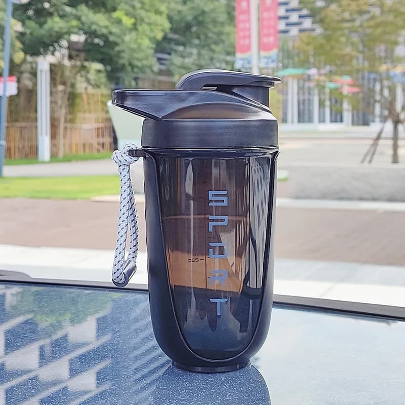 Bottiglia Shaker D9 Senza BPA da 600ml con Frusta in Plastica per Frullati Proteici, Tazza Sportiva Antigoccia per Palestra e Allenamento