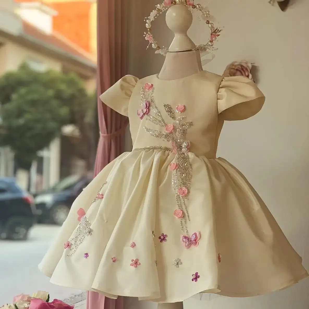 Abiti da festa di compleanno per bambina con applicazioni beige Abiti da ragazza di fiori personalizzati per abito da prima comunione per bambini in raso da sposa