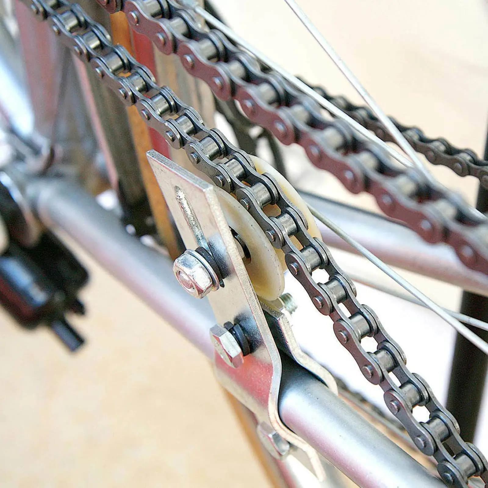 Il tenditore della puleggia del rullo della catena compatibile direttamente sostituisce la ruota tenditore della bici