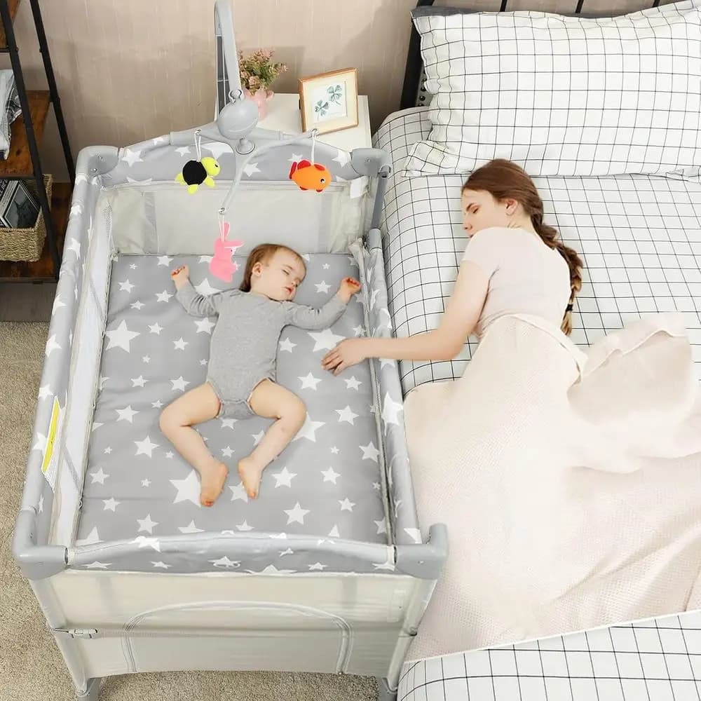 Cortile da gioco portatile 5 in 1 con culla, fasciatoio, portaoggetti, arco giocattolo e carillon (Beige)