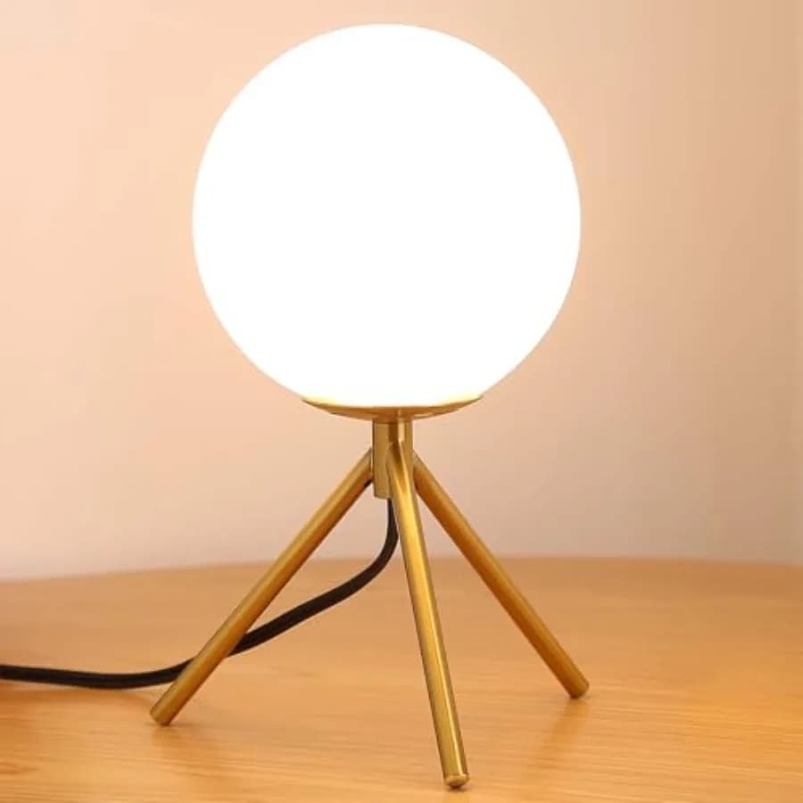 Lampada da Tavolo Moderna Stile Mid-Century - Lampada da Scrivania con Globo in Vetro Dorato - Lampada da Comodino Minimalista Contemporanea in Ottone Spazzolato