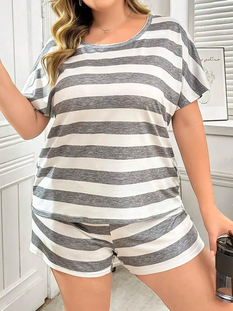 Set pigiama casual con top e pantaloncini a maniche a pipistrello a righe taglie forti
