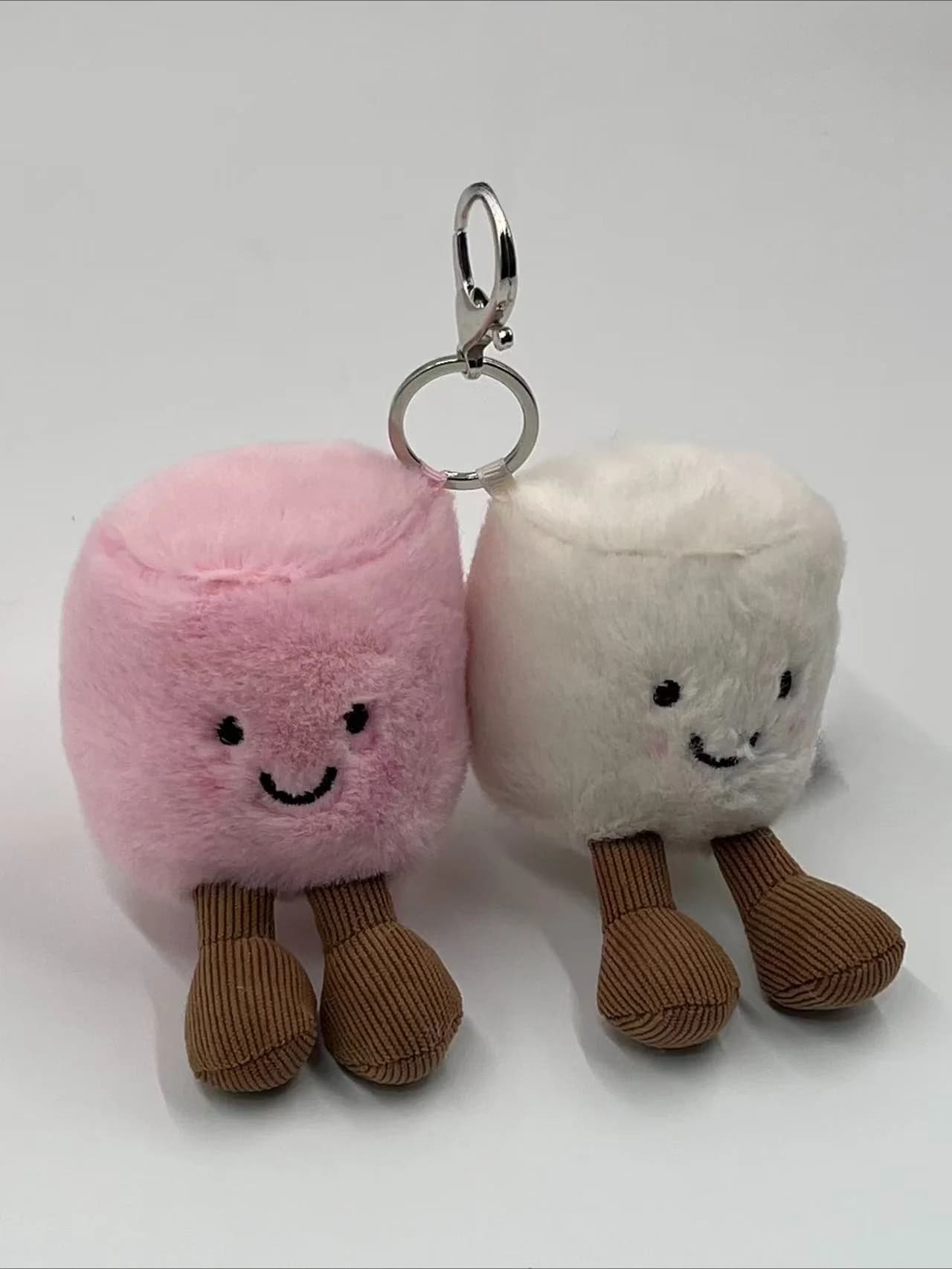 Nuovo ciondolo per borsa in peluche a forma di peluche del marchio J, grazioso accessorio, adatto come regalo di compleanno per bambine, come ciondolo per borsa o come regalo per la festa dei bambini