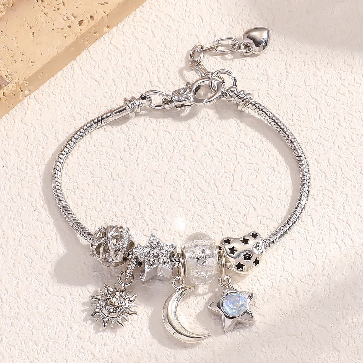 Braccialetto da donna alla moda con perline a tema famiglia, stelle e luna, multi-elemento, perfetto per appuntamenti, viaggi, banchetti, feste e regali per le vacanze.