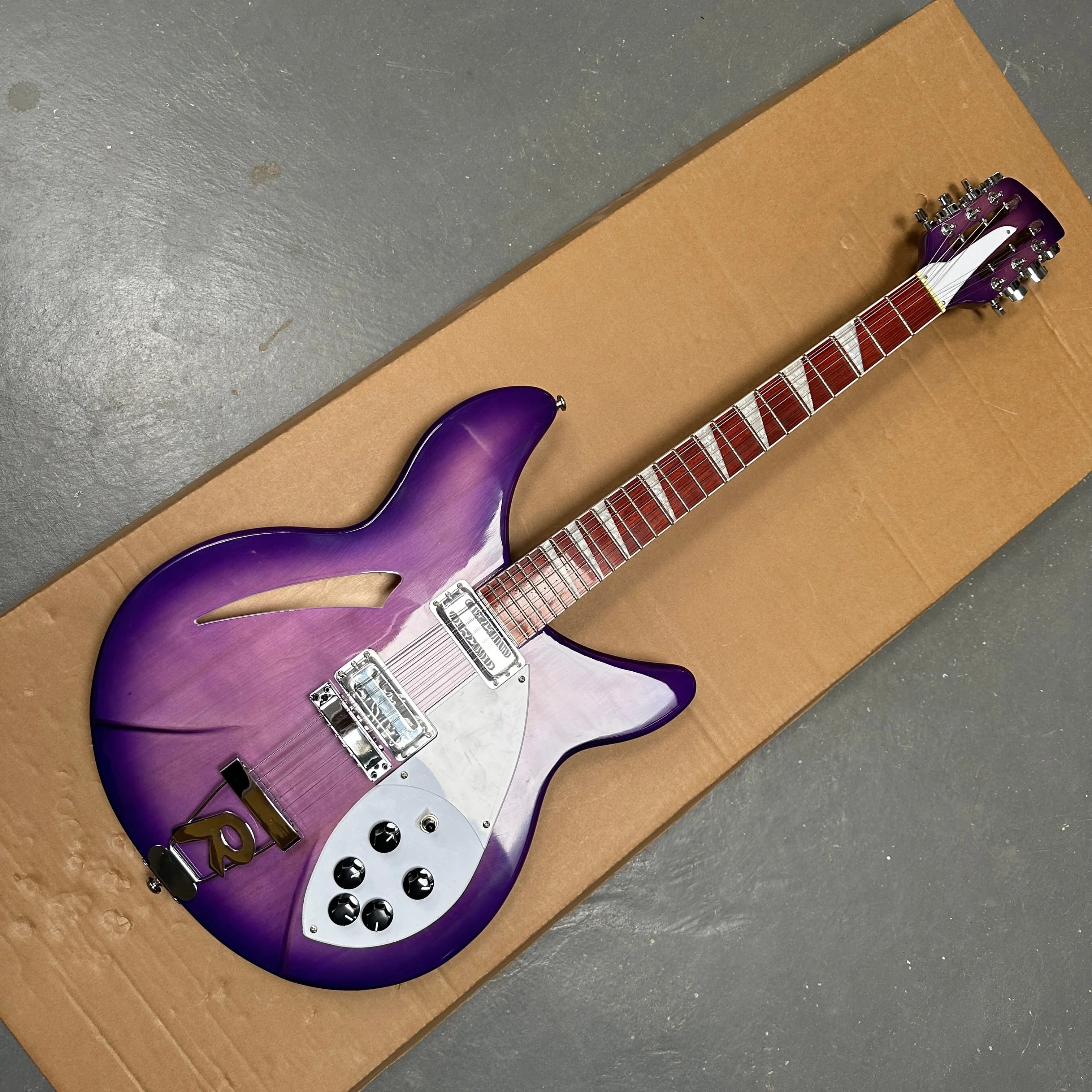 Chitarra elettrica viola a 12 corde, con suoni brillanti e stratificati, chitarra elettrica rock e pop a 24 tasti