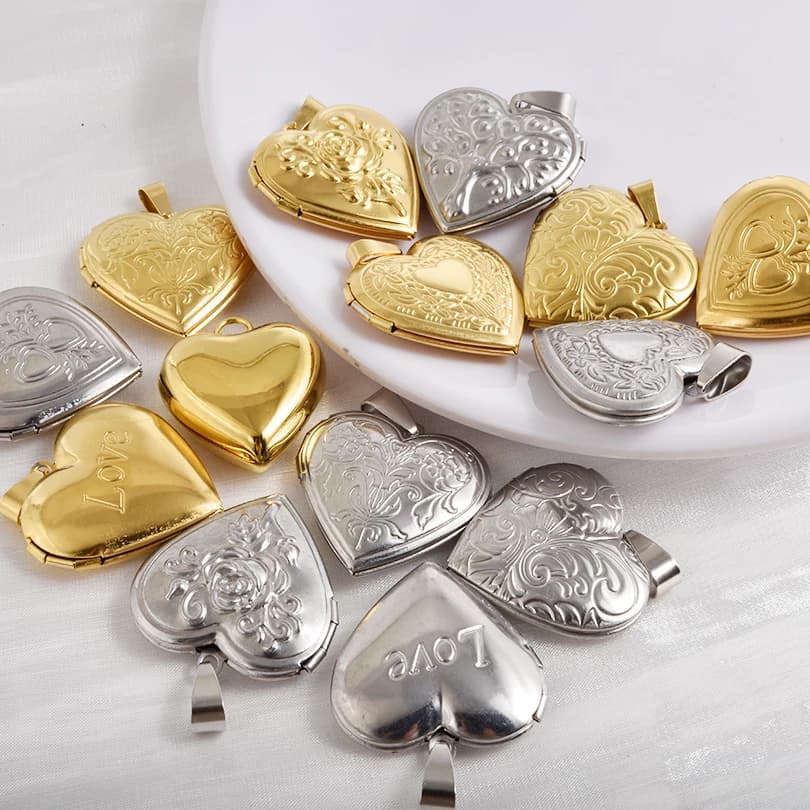 Set di 3 Ciondoli Portafoto in Acciaio Inox con Cuore Inciso, Cornice per Foto Familiare con Albero e Fiori, Colgante Trendy