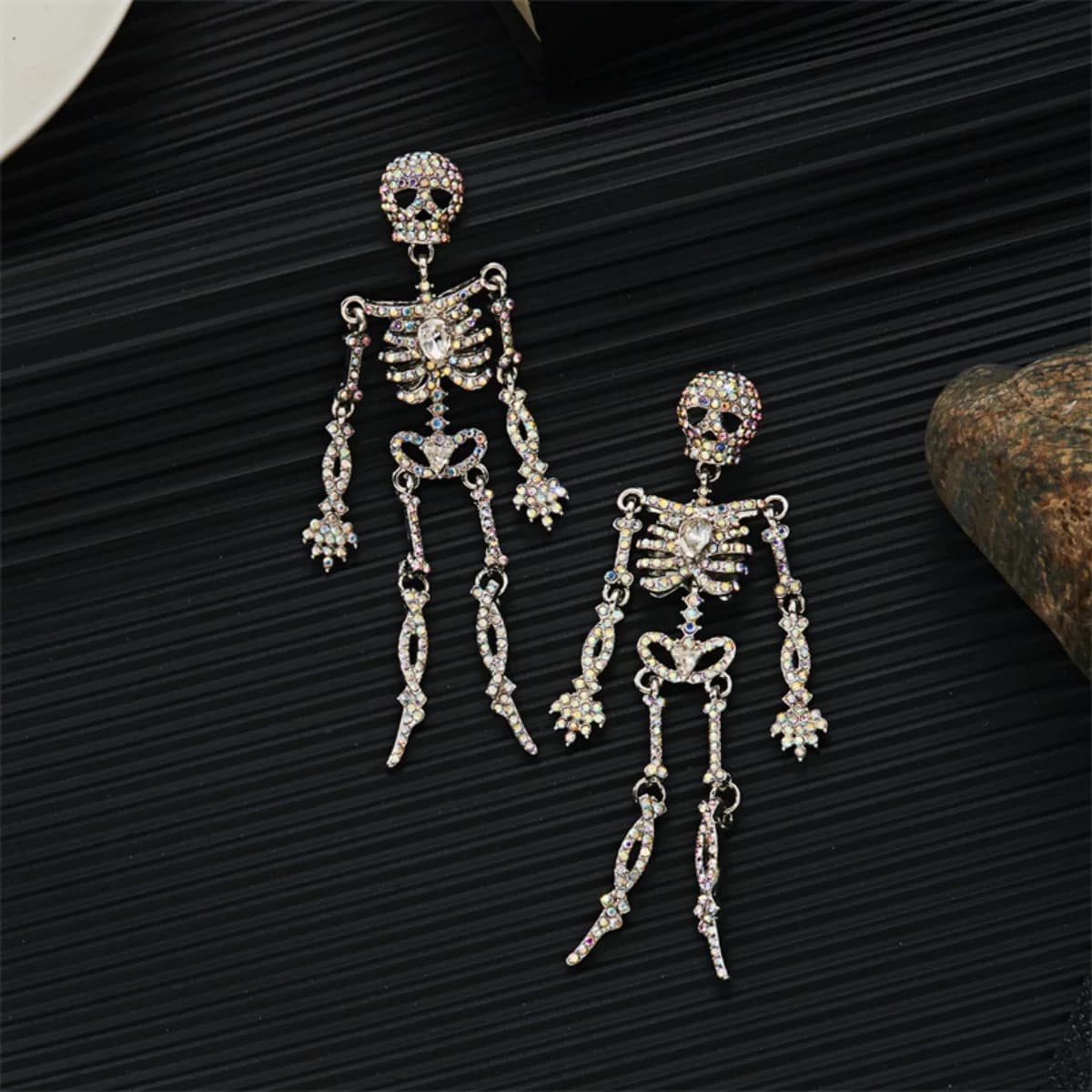 Orecchini di Halloween con teschio di cristallo scintillante per le donne Scheletro gotico scintillante Goccia Ciondola Gioielli Accessori per feste Regali