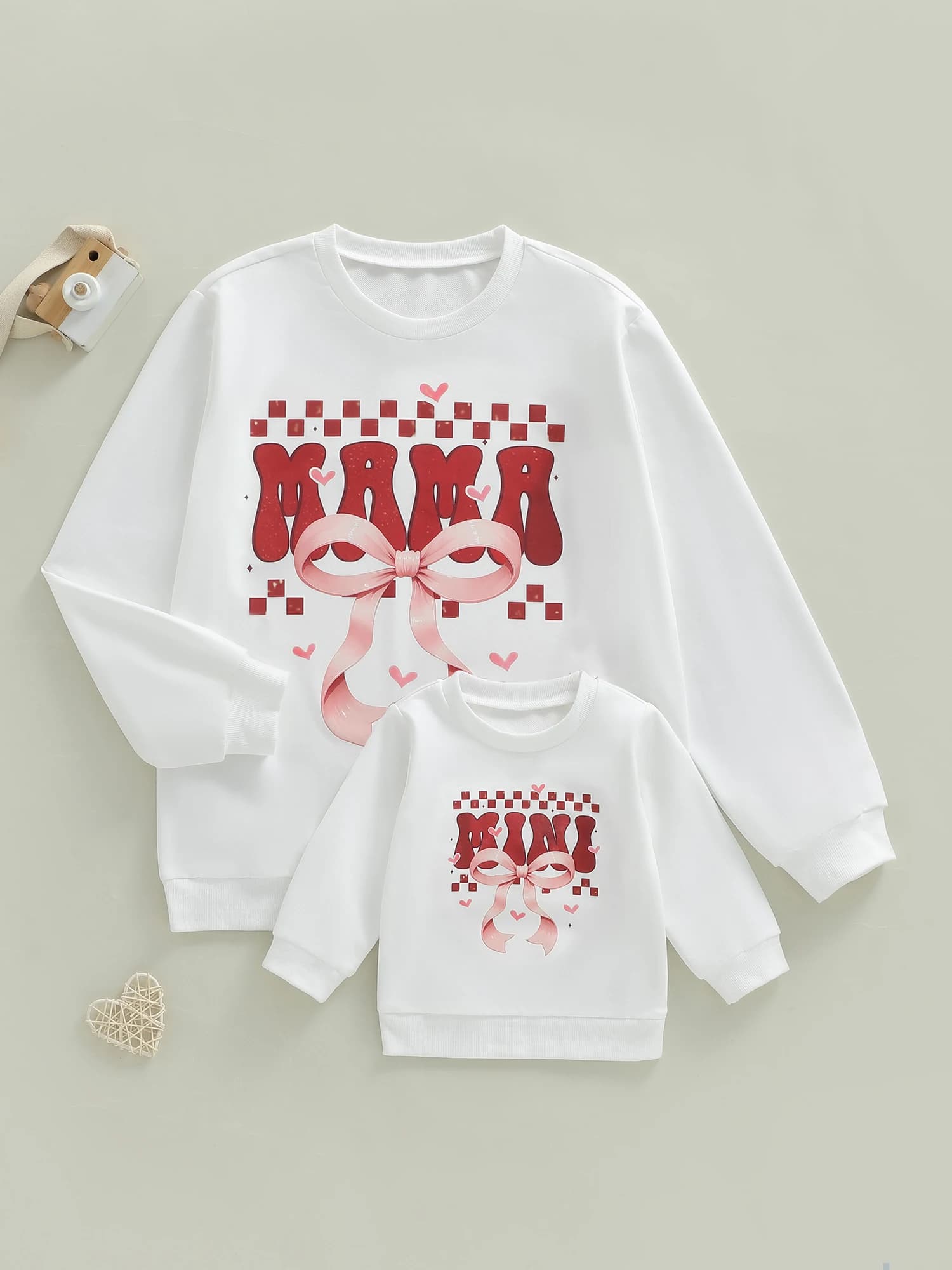 Abiti coordinati per la mamma e la figlia per San Valentino. Eleganti felpe con cappuccio con stampa a cuore con tasche a marsupio e polsini a costine
