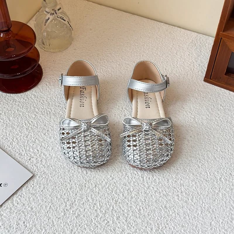 Sandali causali per ragazza estiva 2025 Nuovi sandali intrecciati in tinta unita per bambini Bowknot Scava fuori semplici sandali piatti per scuola dolce per bambini