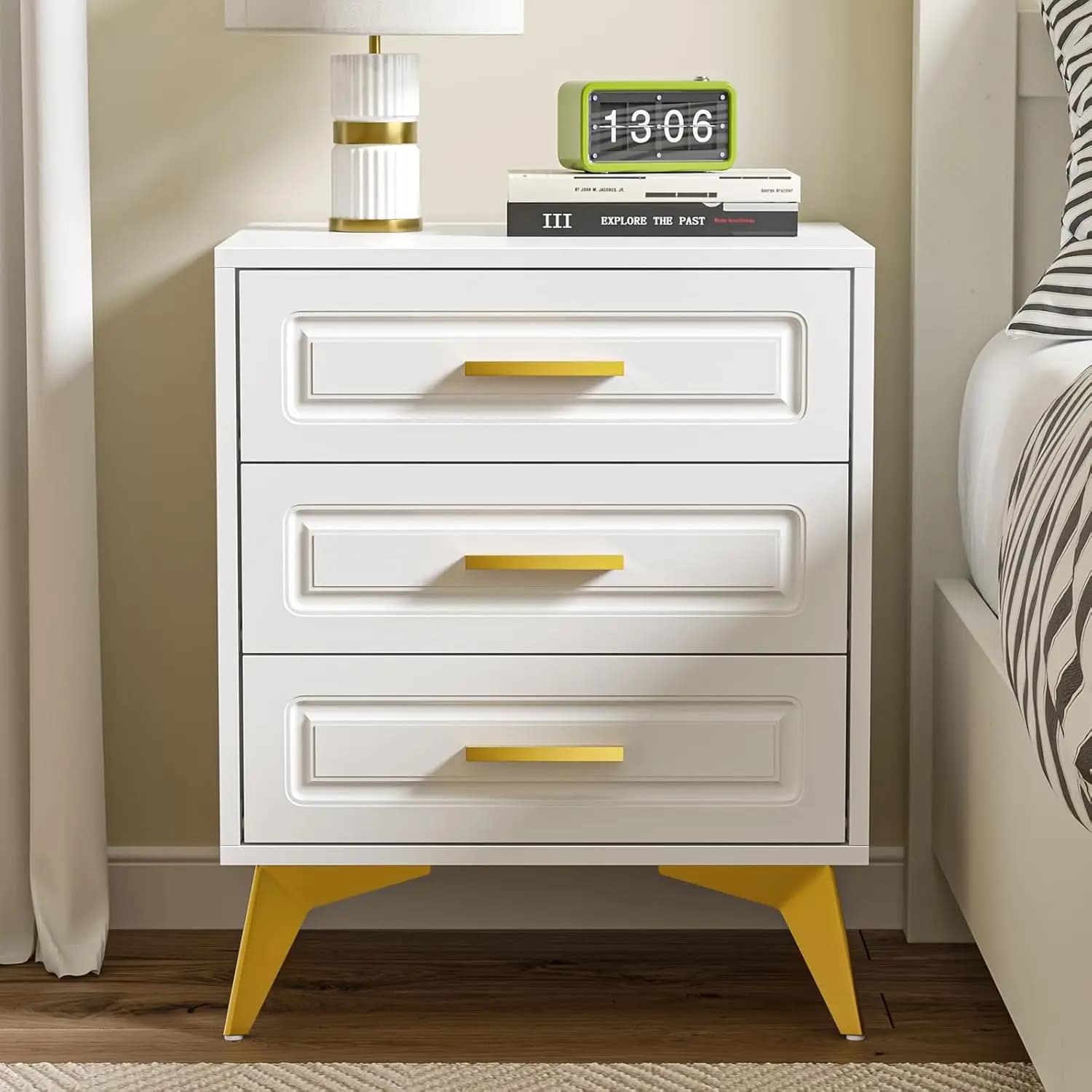 Comodino Bianco con 3 Cassetti, Comodino Moderno con Gambe e Maniglie in Metallo Dorato, Tavolino da Notte in Legno, Divano, Personalizzabile