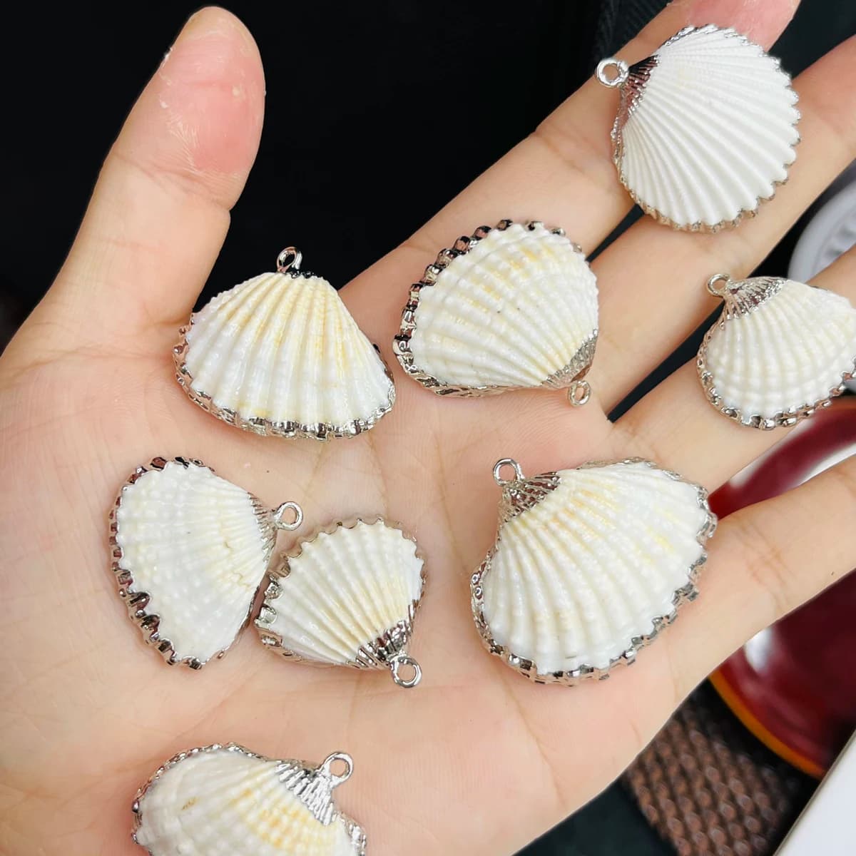 10 Pezzi Ciondoli a Ventaglio in Conchiglia Naturale con Bordo Argentato per Creazione di Gioielli Fai-da-Te, Accessori per Collane e Orecchini, Vendita all'Ingrosso