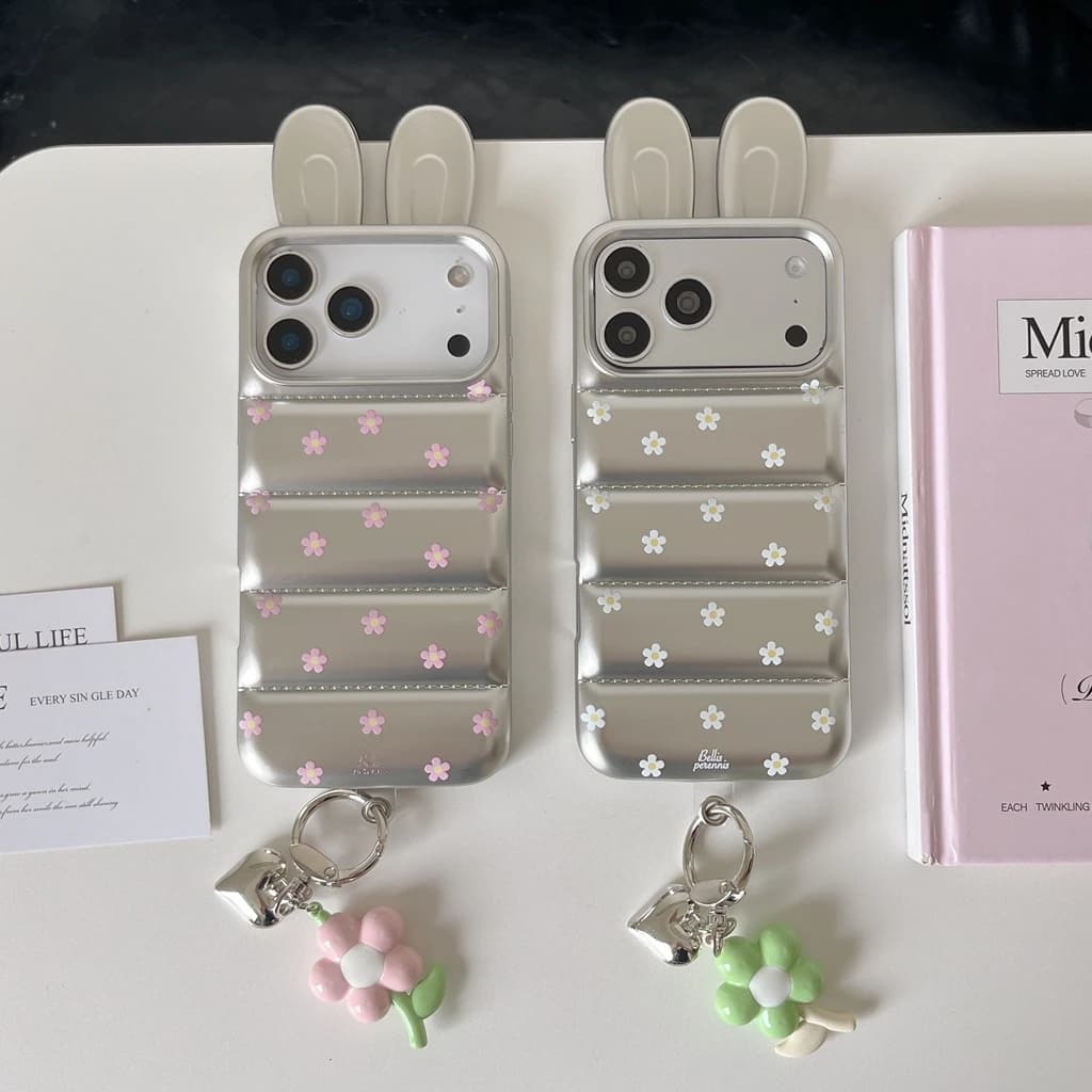 Custodia Protettiva Antiurto per iPhone 17 16 15 Pro Max con Orecchie di Coniglio Stereoscopiche in Argento e Fiori, Design Premium alla Moda