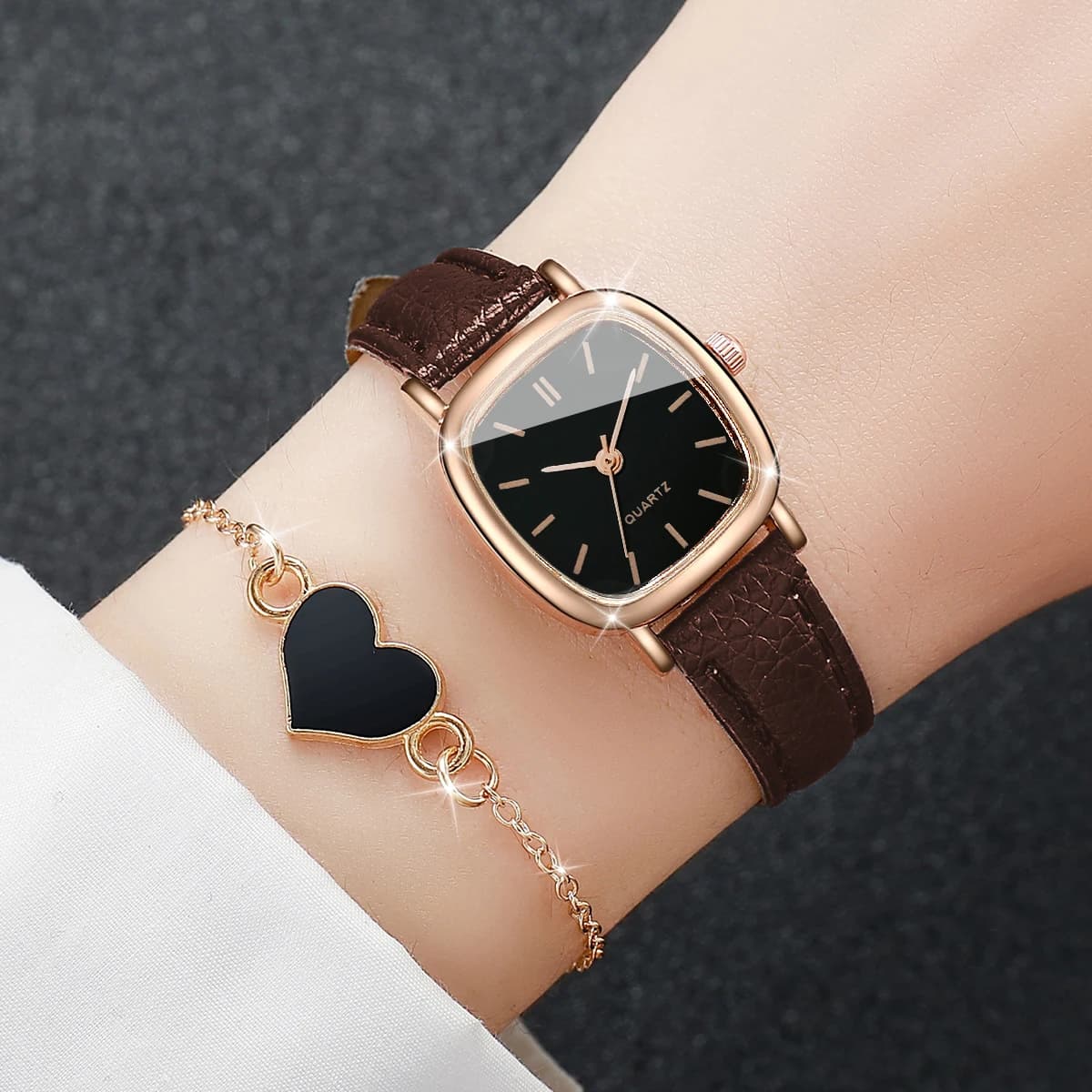 Set of heart-shaped bracelets with fashionable 2-piece square women's leather strap