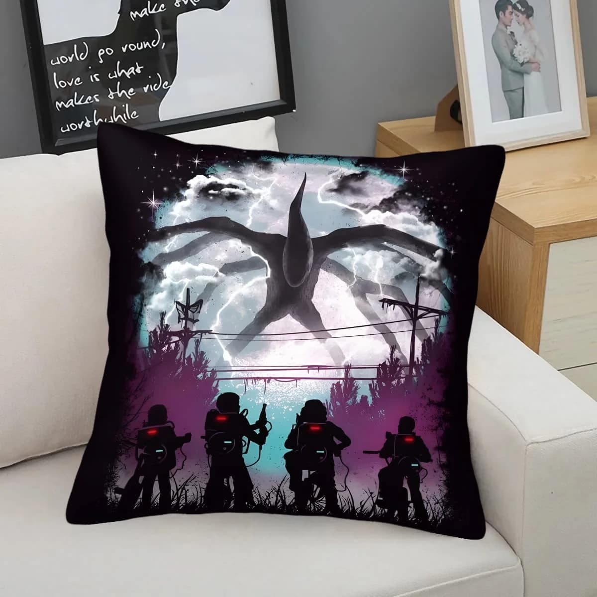 Cuscino Neon Sky Monster: Decorazione Misteriosa in Stile Sci-fi, Ideale per Appassionati di Cultura Pop, Aggiunge Vibrazioni Drammatiche Intense agli Spazi Abitativi Accoglienti