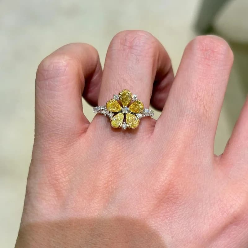 Classic rings with precious yellow stones flowers carved for women, light luxury, retro, luxury, exquisite wedding ring, gift of glittering jewelry