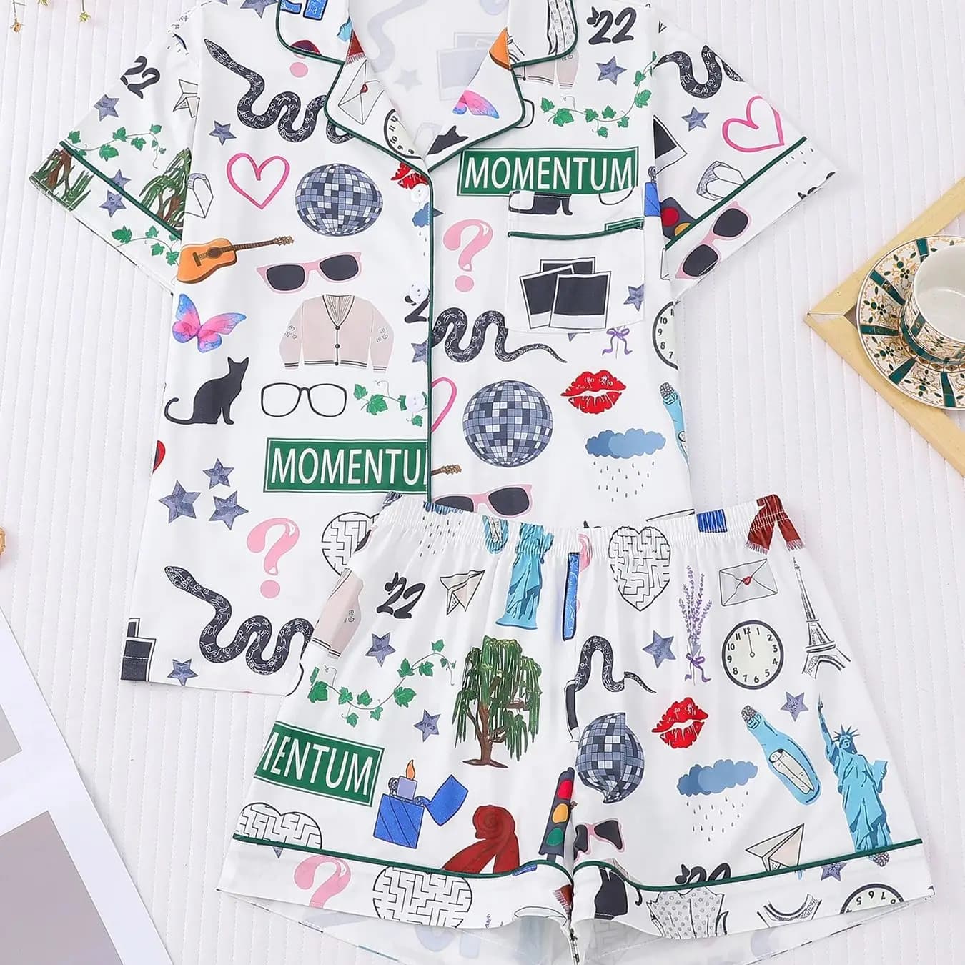 Pigiama da donna con elementi di graffiti americani su sfondo bianco, colletto a revers, maniche corte, abbigliamento per la casa, stile casual e comodo.
