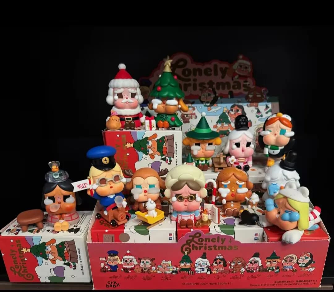 Pop Mart Crybaby Serie 'Natale Solitario' - Action Figure Anime Kawaii in Blind Box, Bambola Sorpresa Misteriosa per Ragazze
