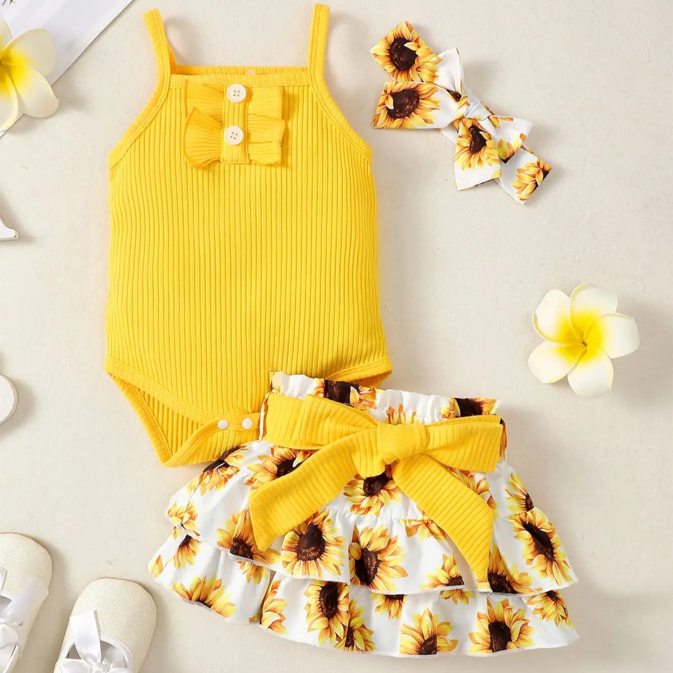 Abito carino con gonna con stampa girasole con bottone a fionda gialla neonato