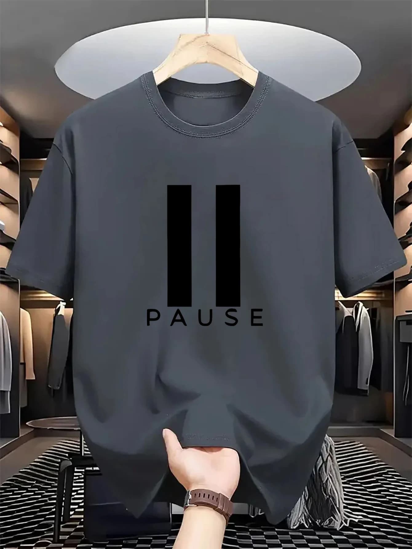 Un t-shirt da uomo a maniche corte con scollo rotondo, perfetto per tutti i giorni. Ha un aspetto giovanile, offre un'atmosfera b