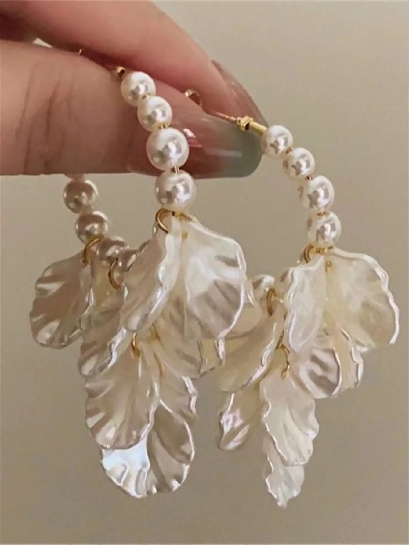 Orecchini pendenti con perle e petali di conchiglia a strati per donna