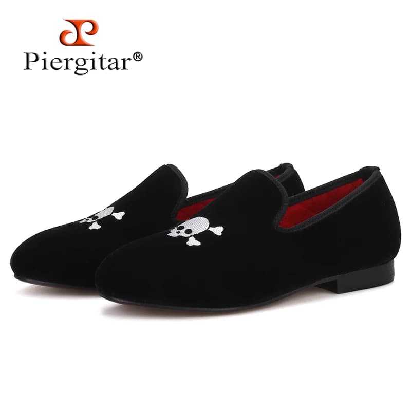 Piergitar Scarpe in velluto per bambini fatte a mano con ricamo a teschio Rosso Confortevole trapuntatura all'interno Mocassini per bambini per feste e compleanni