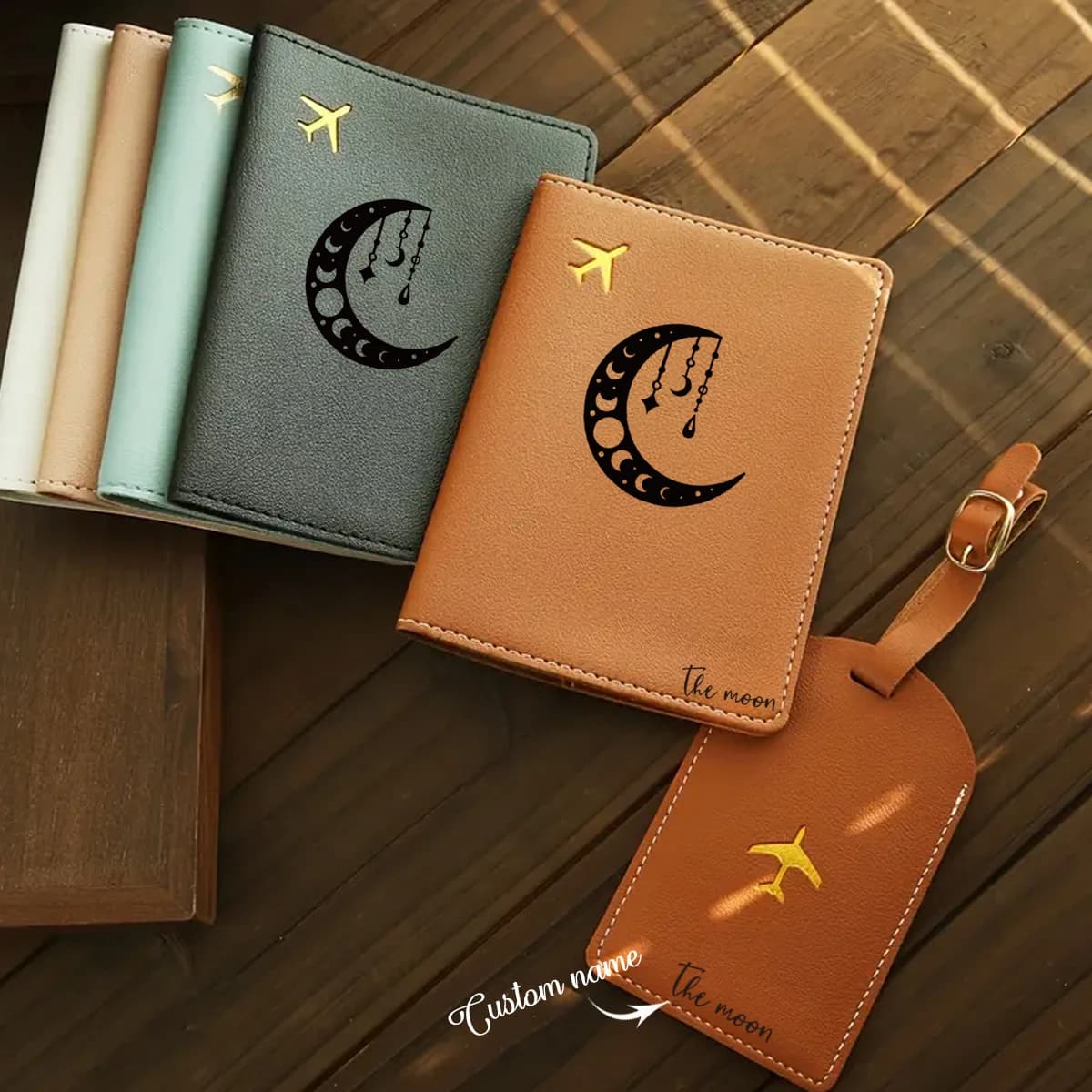 Set di 2 Porta Passaporto Personalizzabili con Nome e Etichetta Bagaglio, Organizzatore Documenti da Viaggio con Motivo Aeroplano, Portafoglio Pieghevole Portatile in Pelle PU