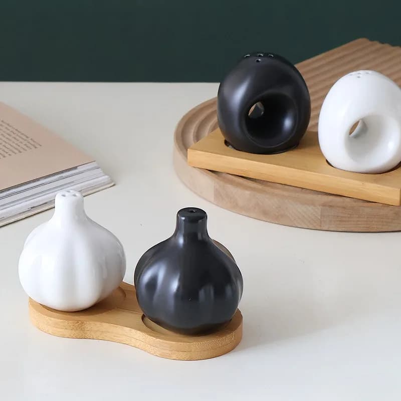 Set di bottiglie di condimento in ceramica bianca nera semplice giapponese Set di saliere creativo a forma di cipolla per barattoli di spezie Decorazione dell'armadio