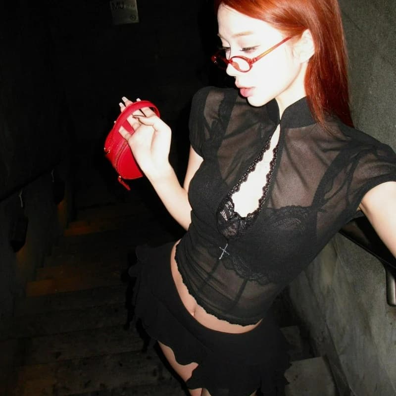 Completo Due Pezzi Estivo da Donna: Top a Collo Alto in Rete Nera a Maniche Lunghe e Minigonna - Nuovo Stile Sexy e alla Moda