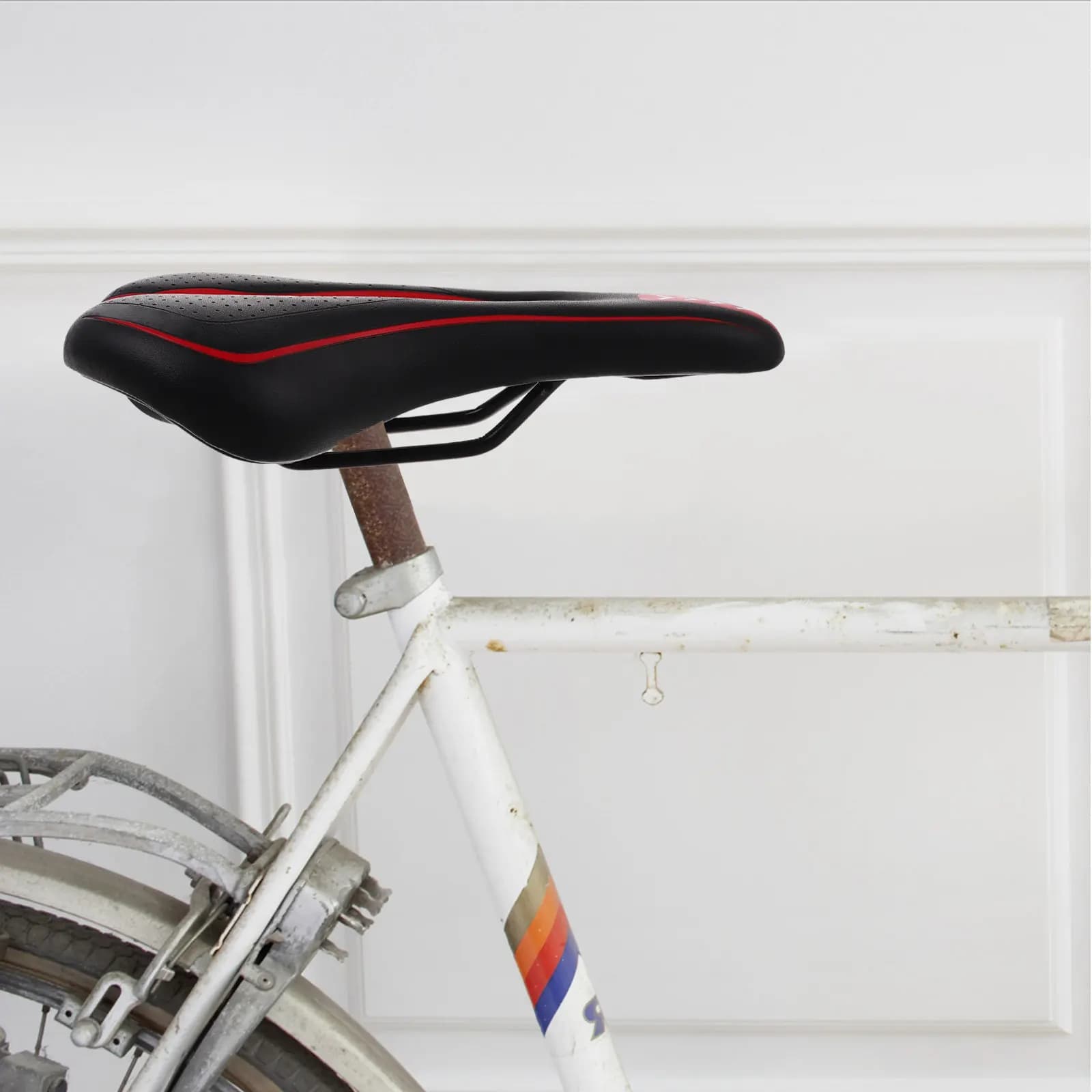 Sella per Bicicletta con Design Cavo, Leggera ed Ergonomica, per Bici da Strada e Mountain Bike, Traspirante e Antiurto, Cuscino da Ciclismo Nero e Rosso