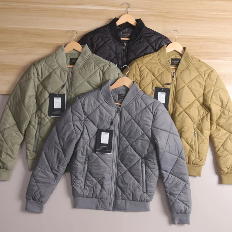 Calore e Stile: Giacca da Uomo in Cotone con Motivo Trapuntato a Rombi e Colletto Baseball, Leggera per Autunno e Inverno
