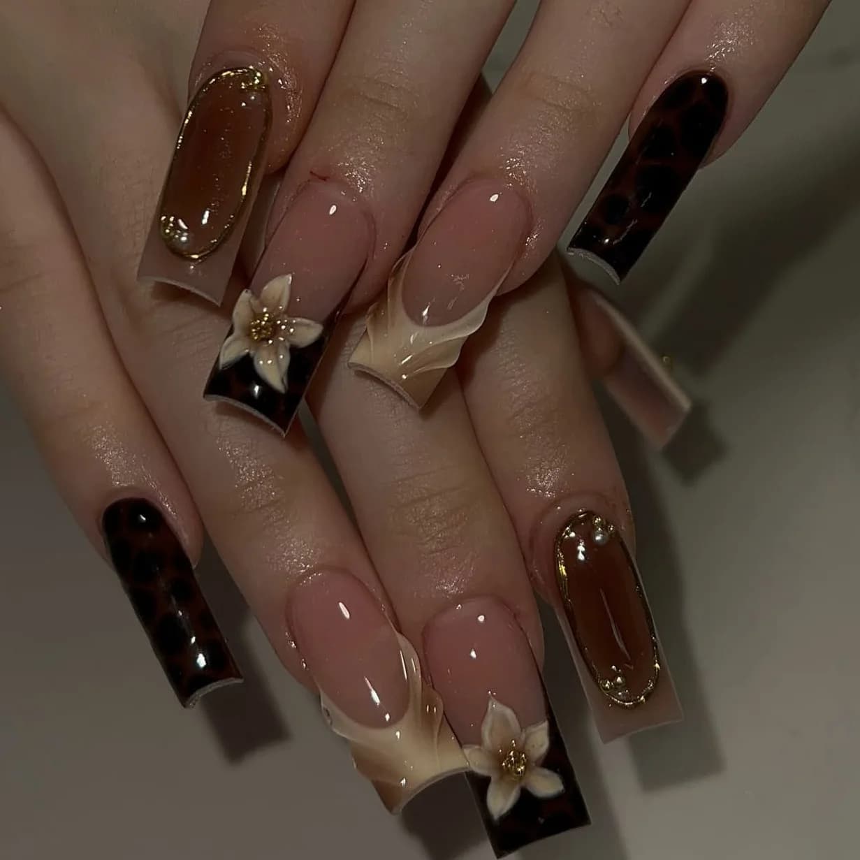 24 pezzi di unghie finte a forma di pipa media, marrone con sfumatura graduale, con stampa leopardata tridimensionale incisa in stile francese, per un look avanzato, nail art finita.
