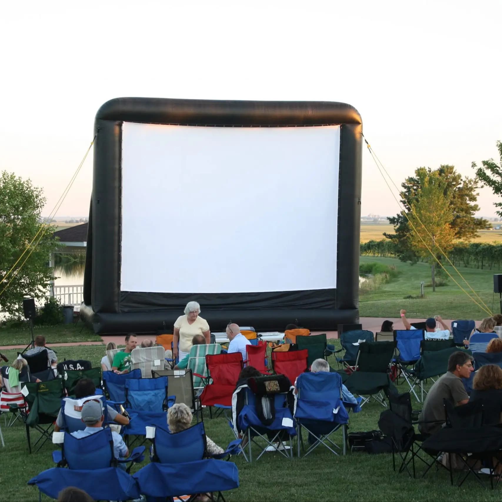 Schermo cinematografico gonfiabile gigante per uso familiare Proiettore gigante per esterni Cinema Party Theater per cortile