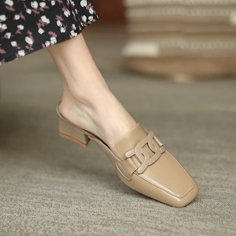 2024 Estate Retro Mocassini semi-trascinanti Catena Donna Donna Tacco medio Testa tonda Catena d'oro Punta chiusa Scarpe casual