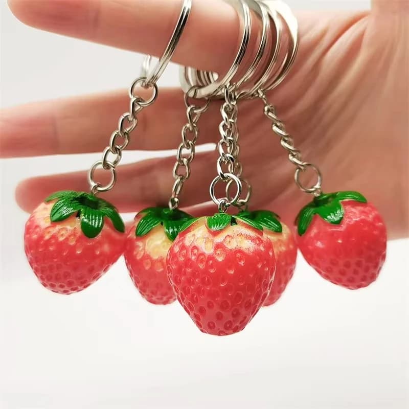 Decorazione chiave per auto a forma di frutta realistica 3D, ciondolo portachiavi realistico fragola morbido e carino, portachiavi carino piccolo regalo per ragazze, decorazione carina per scrivania e borsa, accessori per la decorazione chiave carini e alla moda