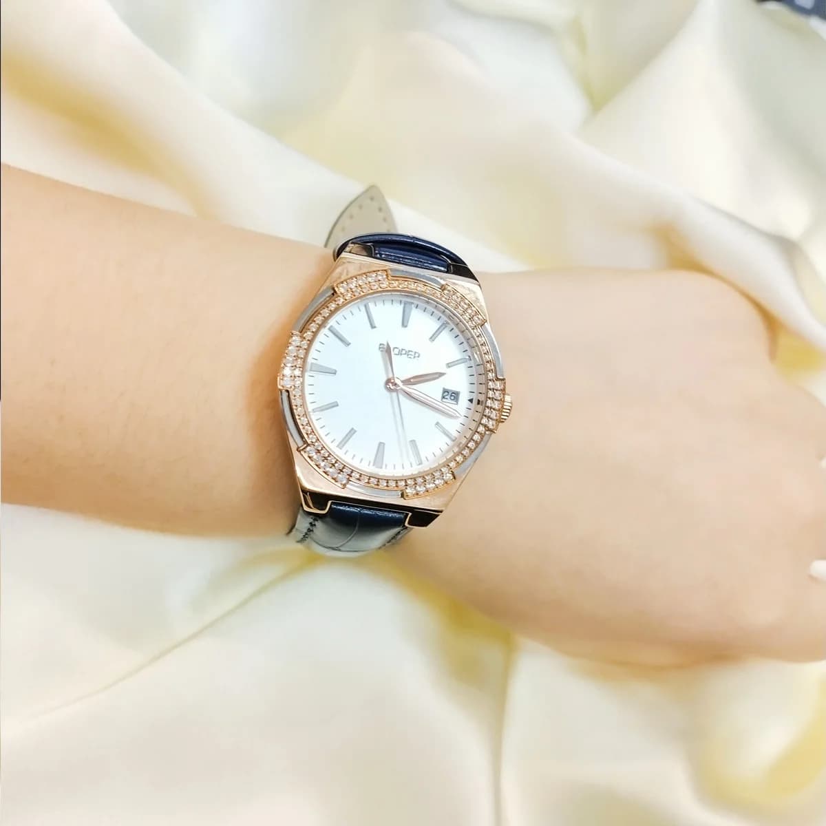Nuovo orologio al quarzo da donna, alla moda ed elegante, con cinturino di lusso, progettato per le donne, un regalo perfetto per le donne.