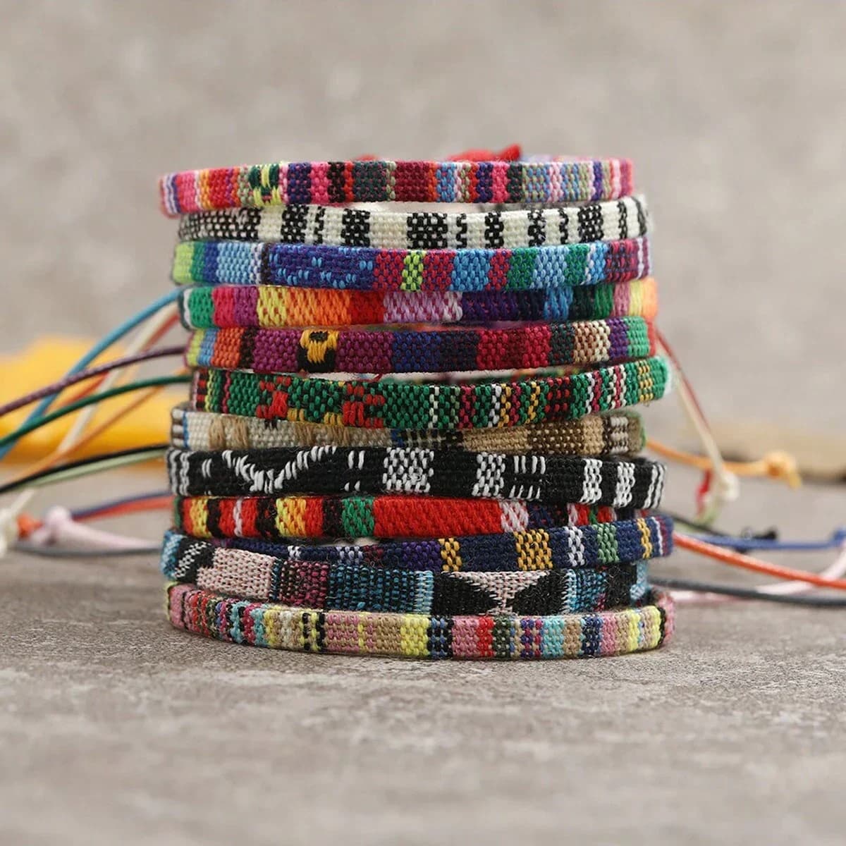 Set di 12 Braccialetti Boho da Spiaggia per Uomo e Donna, Bracciali Estivi Intrecciati Fatti a Mano, Gioielli per Festival
