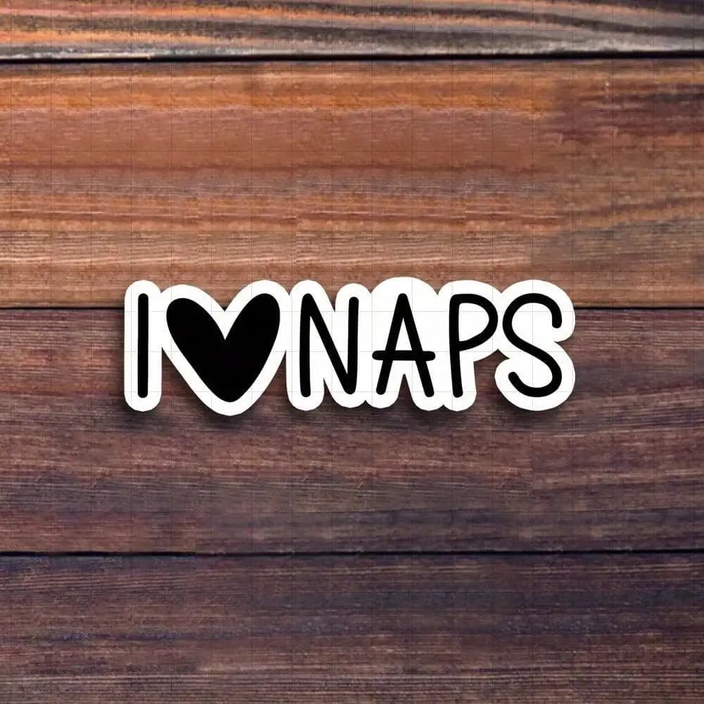 Adesivo da 3 pollici con scritta "I Love Naps", perfetto per aggiungere fascino! Utilizzalo su quaderni, agende e abbigliamento casual. Ideale per gli amanti del riposo pomeridiano