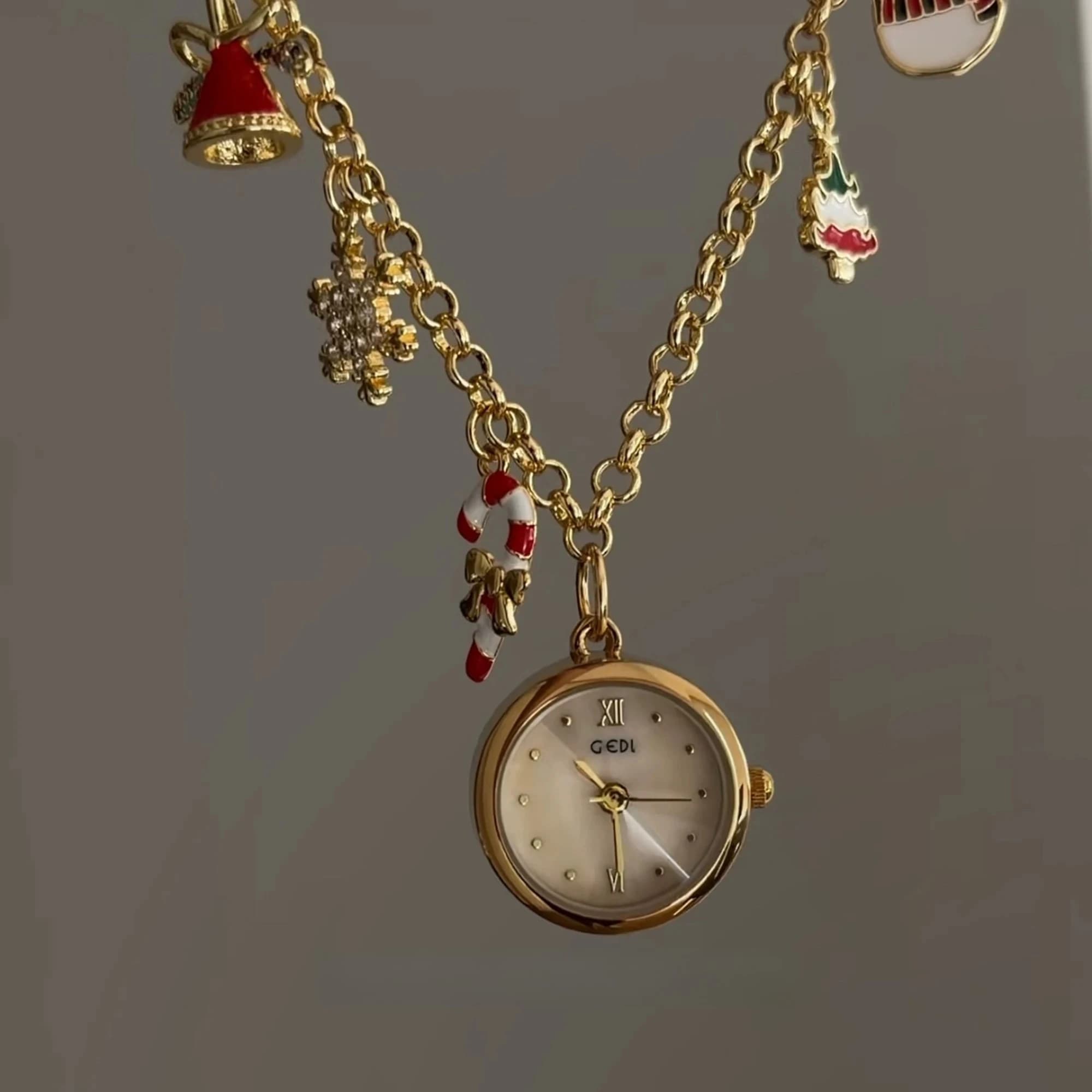 Ladies Watch Christmas Multi-element Pendant Design Quartz Watch Exquisite Niche Bracelet Ladies Holiday Gift