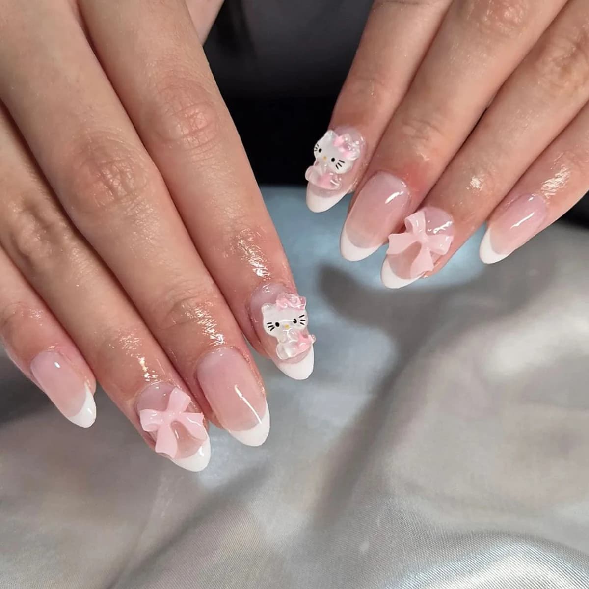 24PCS Mandorla Armatura Patch per unghie Sanrio Bianco Francese Stereo Hello Kitty Trapano 3d Rosa Farfalla Trapano Indossare Armatura vestito