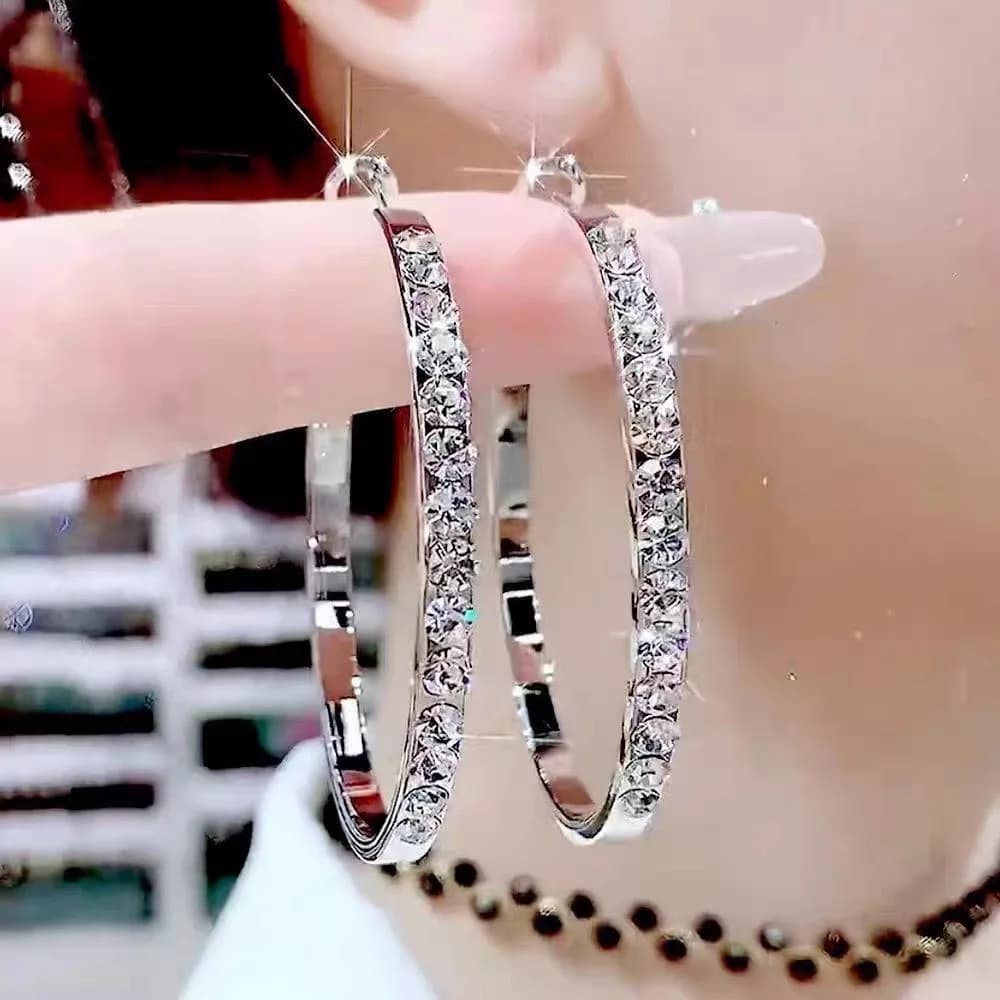 Squisiti orecchini a cerchio con diamanti, orecchini da donna alla moda di alta gamma, orecchini grandi super scintillanti, orecchini di lusso leggeri, leggeri e facili da indossare, orecchini versatili per viaggi e feste quotidiane.