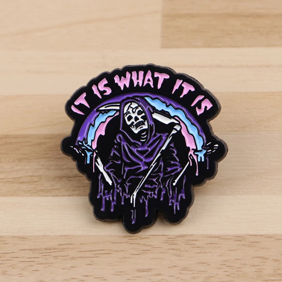 "IT IS WHAT IT IS" Spilla smaltata Distintivi teschio di Halloween sullo zaino Spille da donna Cappello Spille Accessori cosplay Giocattoli Regali