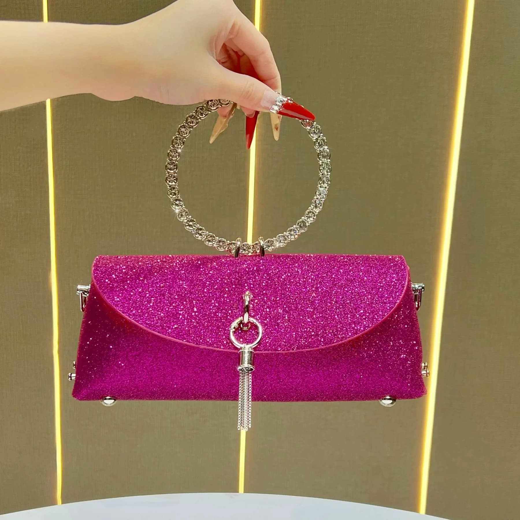 Borsa a mano con anello tempestato di diamanti, borsa a tracolla con catena testurizzata, borsa messenger alla moda e brillante, borsa premium con frange.