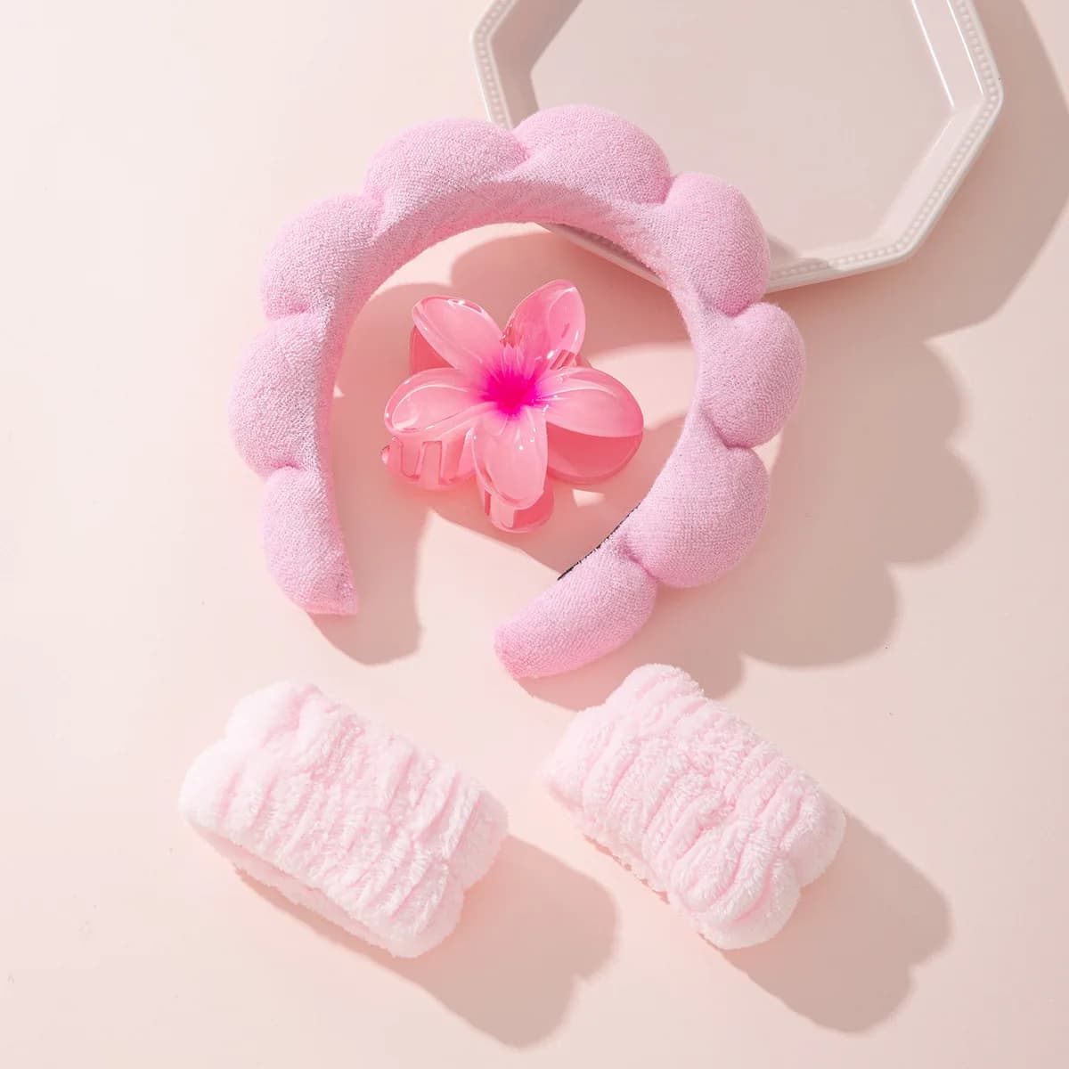 Set di Accessori per Capelli Rosa Chiaro Chic: Fascia Imbottita Effetto Nuvola, Clip a Fiore e Polsiere in Peluche per Skincare, Trucco e Bagno