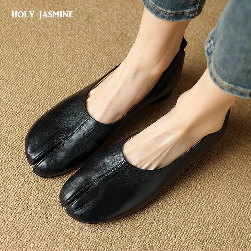 2024 primavera autunno Cosplay Flats Tabi scarpe con punta divisa donna scarpe singole Lazy Slip on Design calzature scarpe in pelle mocassini da donna