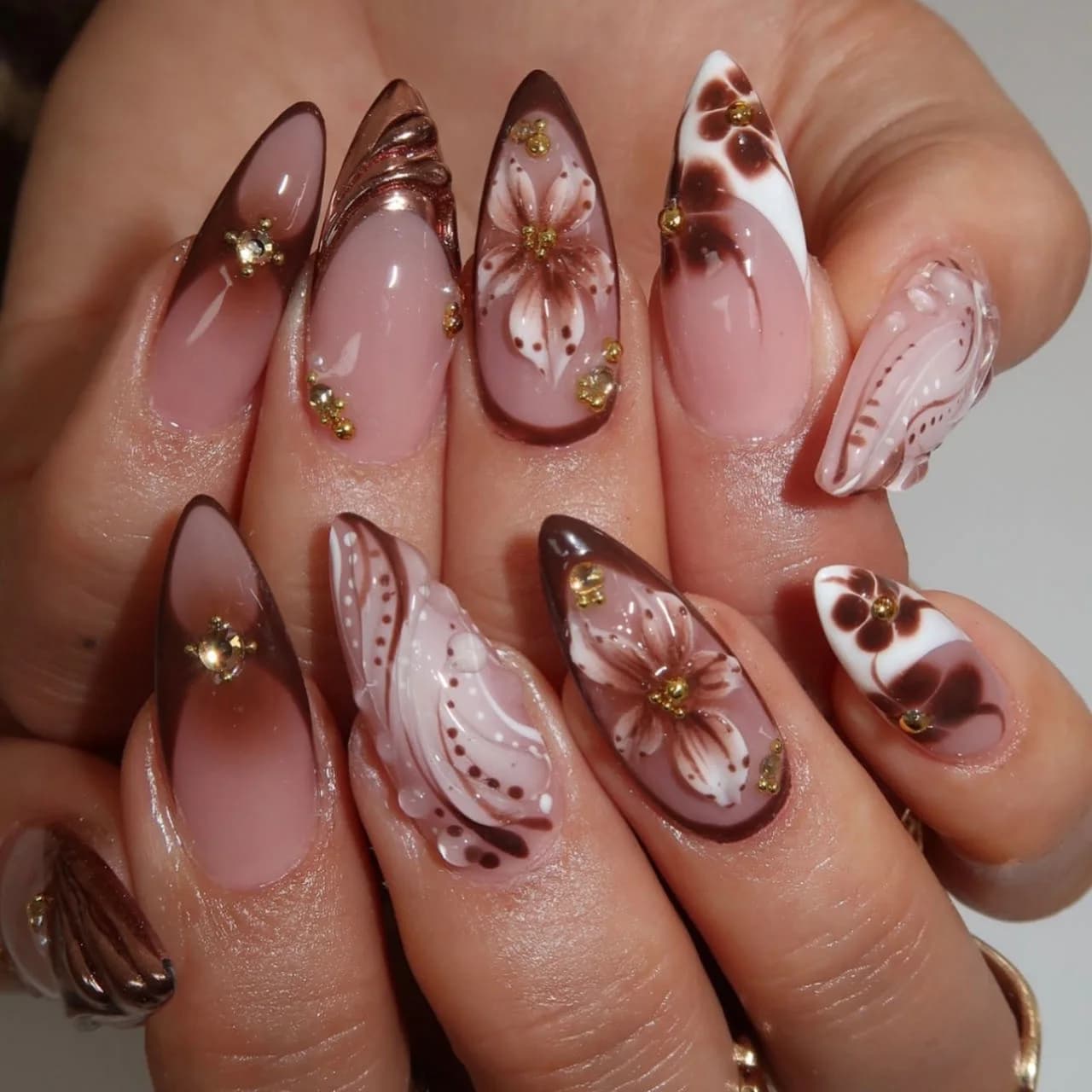 Unghie finte 3D per donne e ragazze, sfumate marrone blu con fiori in rilievo e strass, punte a mandorla per autunno inverno, unghie finte a pressione.
